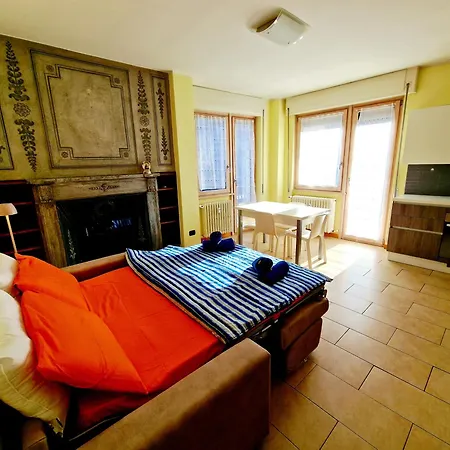Apartment Zero Distance - One Minute Trains Stations - Center