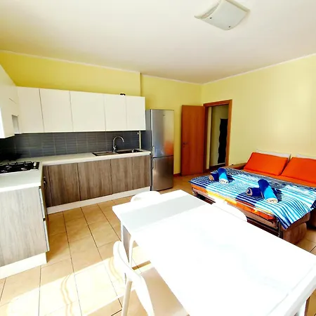 Apartment Zero Distance - One Minute Trains Stations - Center *