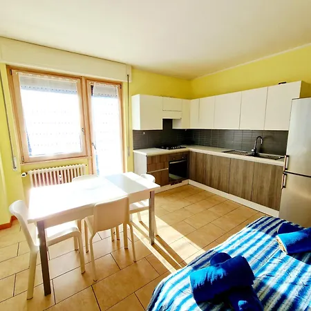 Apartment Zero Distance - One Minute Trains Stations - Center *