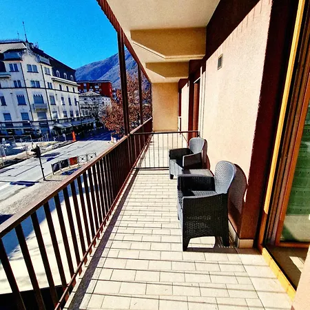 Zero Distance - One Minute Trains Stations - Center Apartment *