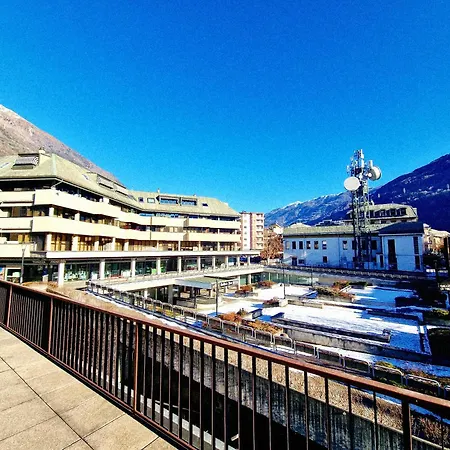 Zero Distance - One Minute Trains Stations - Center Apartment Tirano